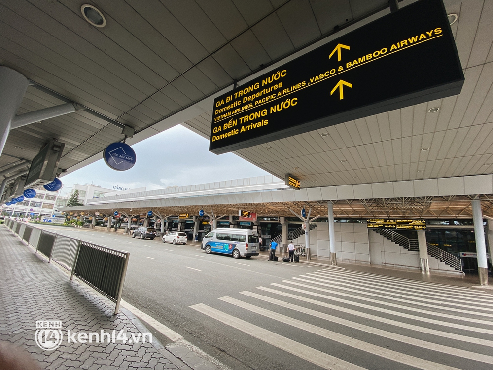 Những hình ảnh hiện tại ở sân bay Tân Sơn Nhất sau gần 2 tuần mở cửa đón khách thương mại - Ảnh 1.