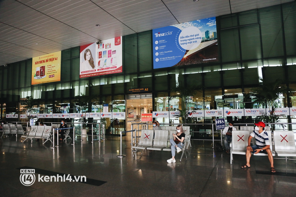 Những hình ảnh hiện tại ở sân bay Tân Sơn Nhất sau gần 2 tuần mở cửa đón khách thương mại - Ảnh 4.
