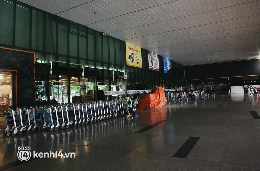 Những hình ảnh hiện tại ở sân bay Tân Sơn Nhất sau gần 2 tuần mở cửa đón khách thương mại - Ảnh 3.