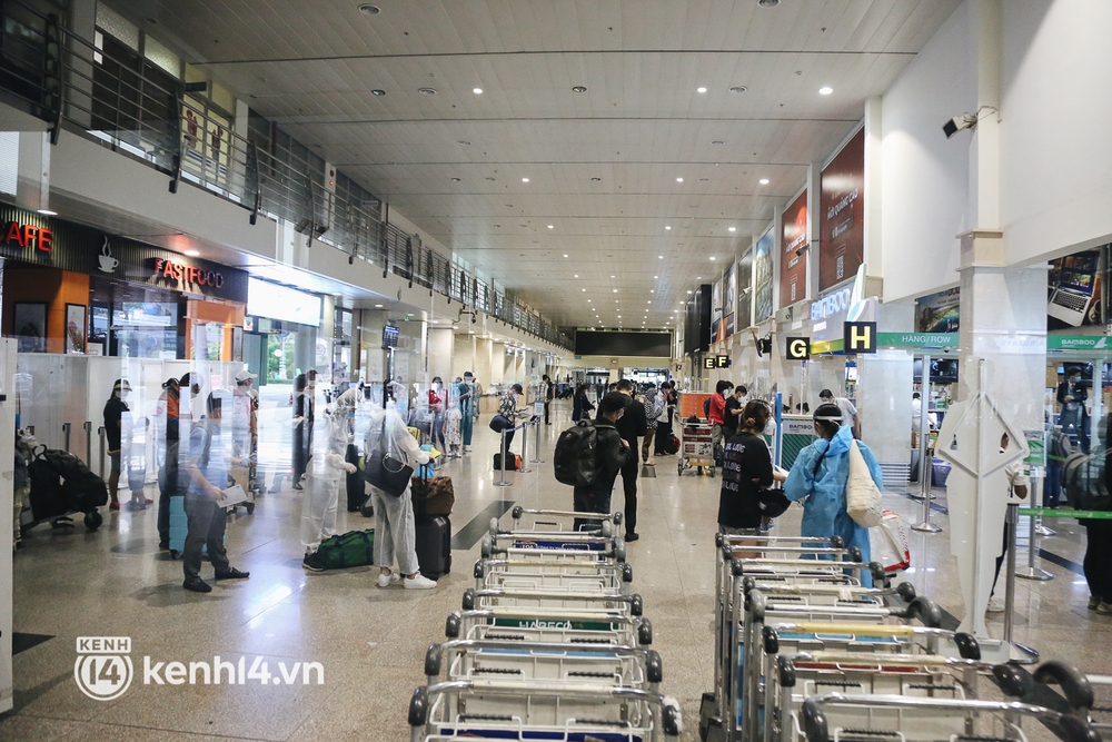 Những hình ảnh hiện tại ở sân bay Tân Sơn Nhất sau gần 2 tuần mở cửa đón khách thương mại - Ảnh 14.