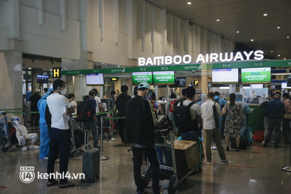 Những hình ảnh hiện tại ở sân bay Tân Sơn Nhất sau gần 2 tuần mở cửa đón khách thương mại - Ảnh 15.