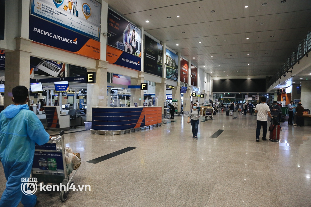 Những hình ảnh hiện tại ở sân bay Tân Sơn Nhất sau gần 2 tuần mở cửa đón khách thương mại - Ảnh 11.