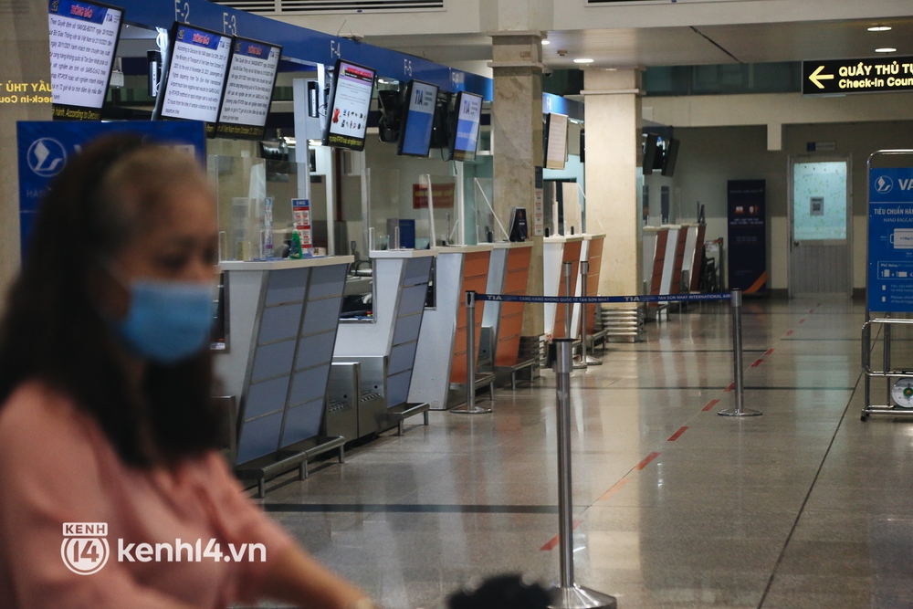 Những hình ảnh hiện tại ở sân bay Tân Sơn Nhất sau gần 2 tuần mở cửa đón khách thương mại - Ảnh 10.