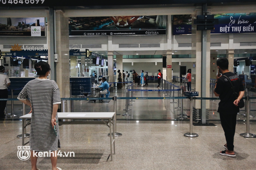 Những hình ảnh hiện tại ở sân bay Tân Sơn Nhất sau gần 2 tuần mở cửa đón khách thương mại - Ảnh 9.