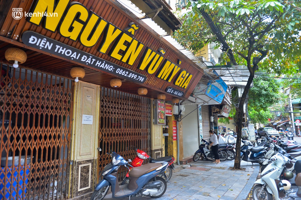 Ảnh: Nhiều cửa hàng ở con phố sầm uất nhất Hà Nội vẫn ngủ đông, có nơi thành khu tập kết phế liệu - Ảnh 7. Ảnh: Nhiều cửa hàng ở con phố sầm uất nhất Hà Nội vẫn ngủ đông, có nơi thành khu tập kết phế liệu - Ảnh 7.