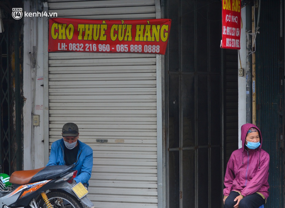 Ảnh: Nhiều cửa hàng ở con phố sầm uất nhất Hà Nội vẫn ngủ đông, có nơi thành khu tập kết phế liệu - Ảnh 4. Ảnh: Nhiều cửa hàng ở con phố sầm uất nhất Hà Nội vẫn ngủ đông, có nơi thành khu tập kết phế liệu - Ảnh 4.