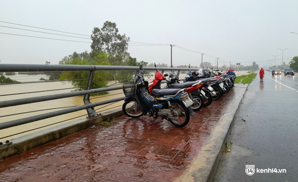 Ảnh: Đường quốc lộ ở Quảng Nam thành sông, dân lội nước ngập ngang bụng để về nhà - Ảnh 5.
