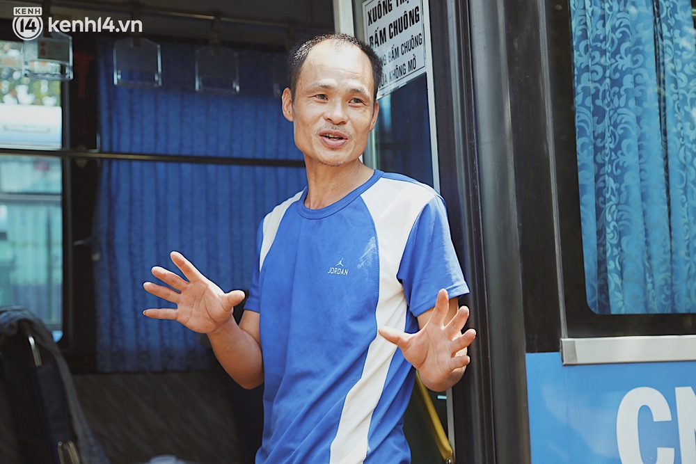 Tài xế, tiếp viên không tiền lấy xe buýt làm nhà suốt mùa dịch: 4 tháng qua chú không có việc gì, chú chỉ ngồi đợi thôi - Ảnh 14. Tài xế, tiếp viên không tiền lấy xe buýt làm nhà suốt mùa dịch: 4 tháng qua chú không có việc gì, chú chỉ ngồi đợi thôi - Ảnh 14.