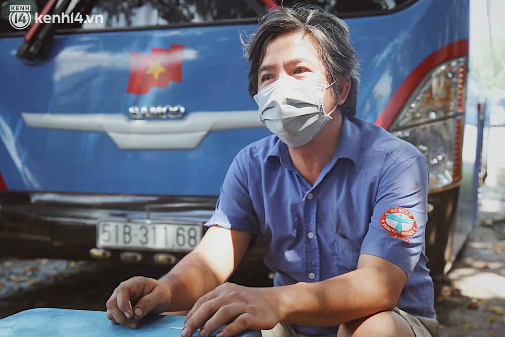 Tài xế, tiếp viên không tiền lấy xe buýt làm nhà suốt mùa dịch: 4 tháng qua chú không có việc gì, chú chỉ ngồi đợi thôi - Ảnh 12. Tài xế, tiếp viên không tiền lấy xe buýt làm nhà suốt mùa dịch: 4 tháng qua chú không có việc gì, chú chỉ ngồi đợi thôi - Ảnh 12.