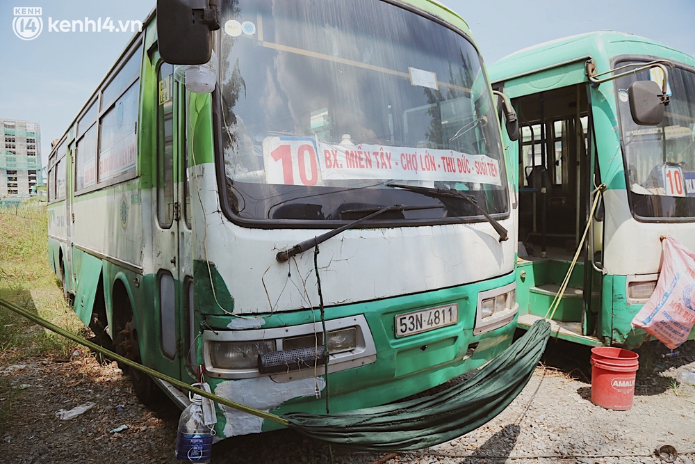 Tài xế, tiếp viên không tiền lấy xe buýt làm nhà suốt mùa dịch: 4 tháng qua chú không có việc gì, chú chỉ ngồi đợi thôi - Ảnh 1. Tài xế, tiếp viên không tiền lấy xe buýt làm nhà suốt mùa dịch: 4 tháng qua chú không có việc gì, chú chỉ ngồi đợi thôi - Ảnh 1.