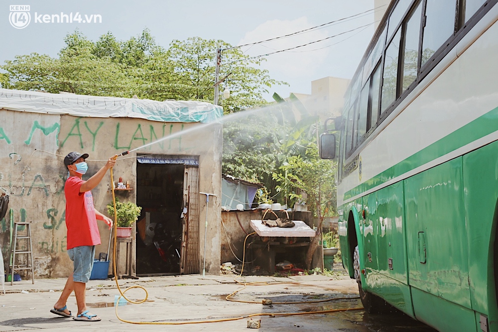 Tài xế, tiếp viên không tiền lấy xe buýt làm nhà suốt mùa dịch: 4 tháng qua chú không có việc gì, chú chỉ ngồi đợi thôi - Ảnh 8. Tài xế, tiếp viên không tiền lấy xe buýt làm nhà suốt mùa dịch: 4 tháng qua chú không có việc gì, chú chỉ ngồi đợi thôi - Ảnh 8.