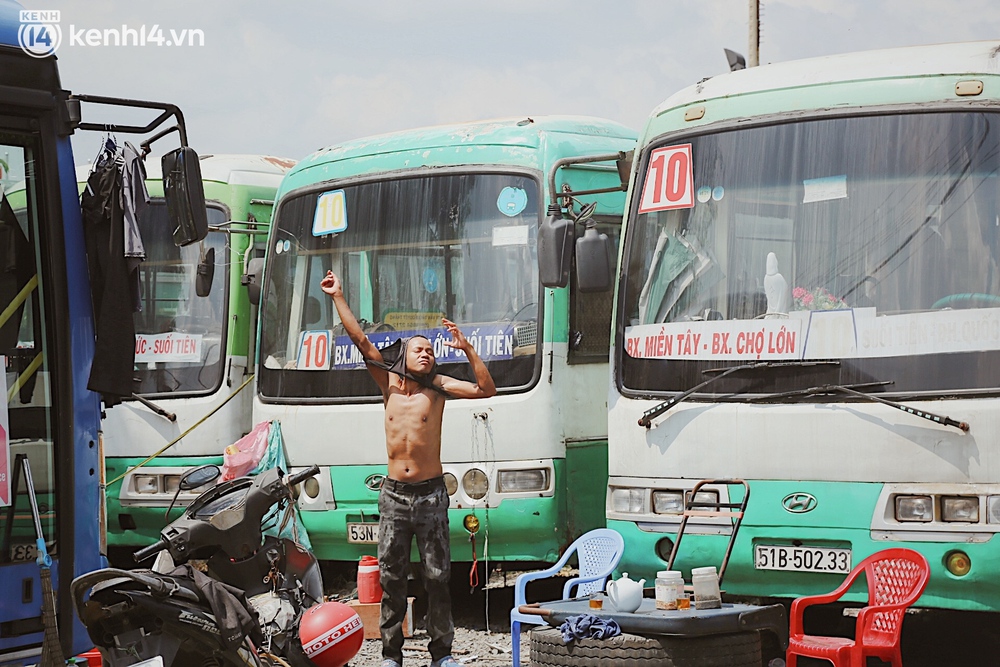Tài xế, tiếp viên không tiền lấy xe buýt làm nhà suốt mùa dịch: 4 tháng qua chú không có việc gì, chú chỉ ngồi đợi thôi - Ảnh 11. Tài xế, tiếp viên không tiền lấy xe buýt làm nhà suốt mùa dịch: 4 tháng qua chú không có việc gì, chú chỉ ngồi đợi thôi - Ảnh 11.