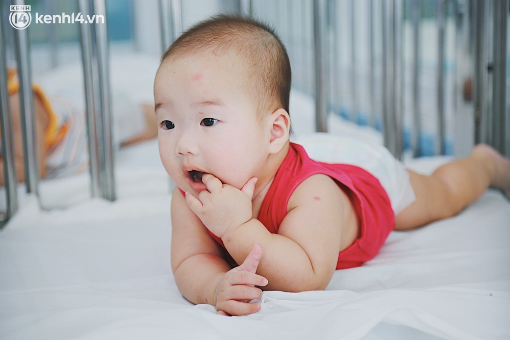 Mẹ đẻ ở bệnh viện rồi bỏ đi biệt tích, 3 đứa trẻ chờ ngày chuyển vào nơi nuôi trẻ mồ côi sau dịch Covid-19 - Ảnh 11.