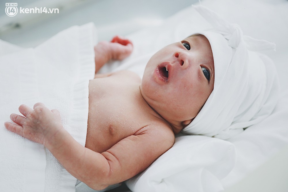 Mẹ đẻ ở bệnh viện rồi bỏ đi biệt tích, 3 đứa trẻ chờ ngày chuyển vào nơi nuôi trẻ mồ côi sau dịch Covid-19 - Ảnh 2.