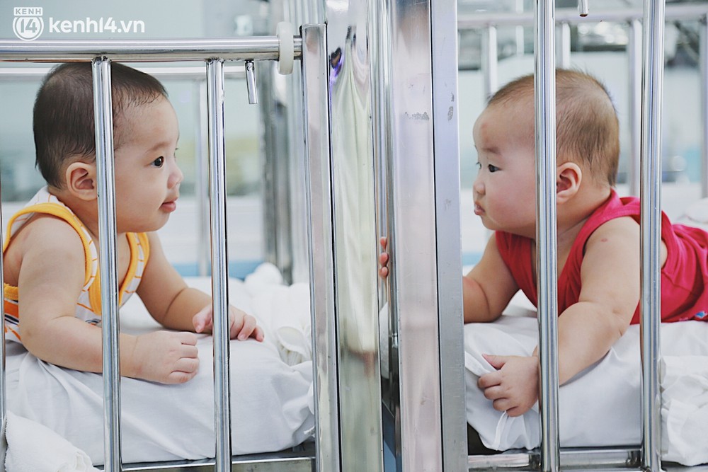 Mẹ đẻ ở bệnh viện rồi bỏ đi biệt tích, 3 đứa trẻ chờ ngày chuyển vào nơi nuôi trẻ mồ côi sau dịch Covid-19 - Ảnh 13.
