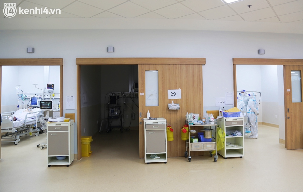 Tín hiệu đầy lạc quan sau 100 ngày Sài Gòn gồng mình chống dịch: Máy thở, giường bệnh xếp đầy kho BV Hồi sức vì vắng bệnh nhân Covid-19 - Ảnh 9. Tín hiệu đầy lạc quan sau 100 ngày Sài Gòn gồng mình chống dịch: Máy thở, giường bệnh xếp đầy kho BV Hồi sức vì vắng bệnh nhân Covid-19 - Ảnh 9.