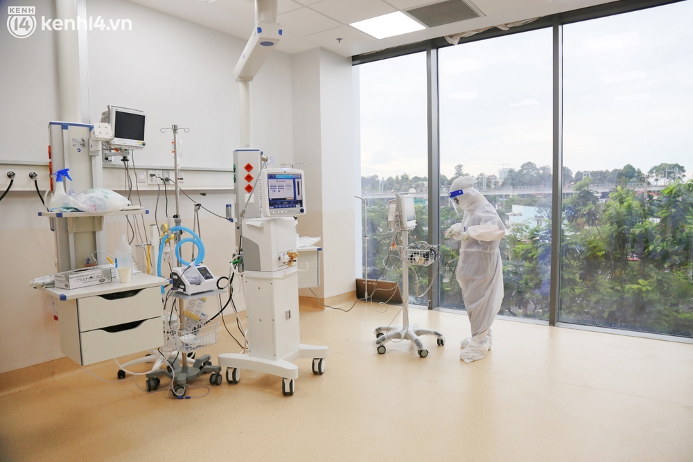 Tín hiệu đầy lạc quan sau 100 ngày Sài Gòn gồng mình chống dịch: Máy thở, giường bệnh xếp đầy kho BV Hồi sức vì vắng bệnh nhân Covid-19 - Ảnh 7. Tín hiệu đầy lạc quan sau 100 ngày Sài Gòn gồng mình chống dịch: Máy thở, giường bệnh xếp đầy kho BV Hồi sức vì vắng bệnh nhân Covid-19 - Ảnh 7.