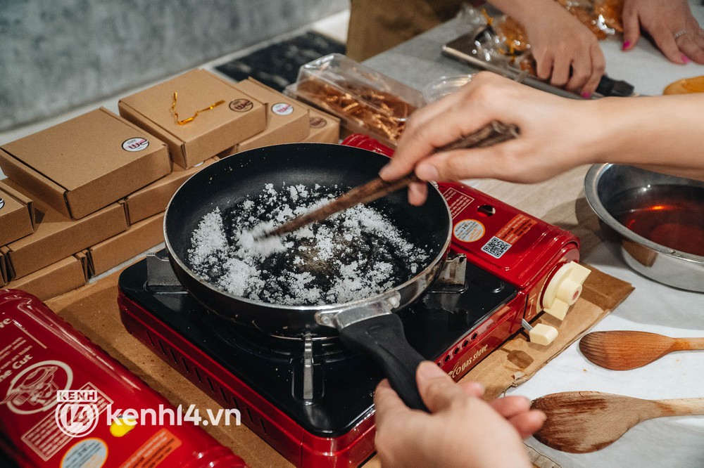 Bắt trend Squid Game, quán cà phê Hà Nội bán hơn 3.000 kẹo đường, giới trẻ kéo đến ùn ùn - Ảnh 4. Bắt trend Squid Game, quán cà phê Hà Nội bán hơn 3.000 kẹo đường, giới trẻ kéo đến ùn ùn - Ảnh 4.