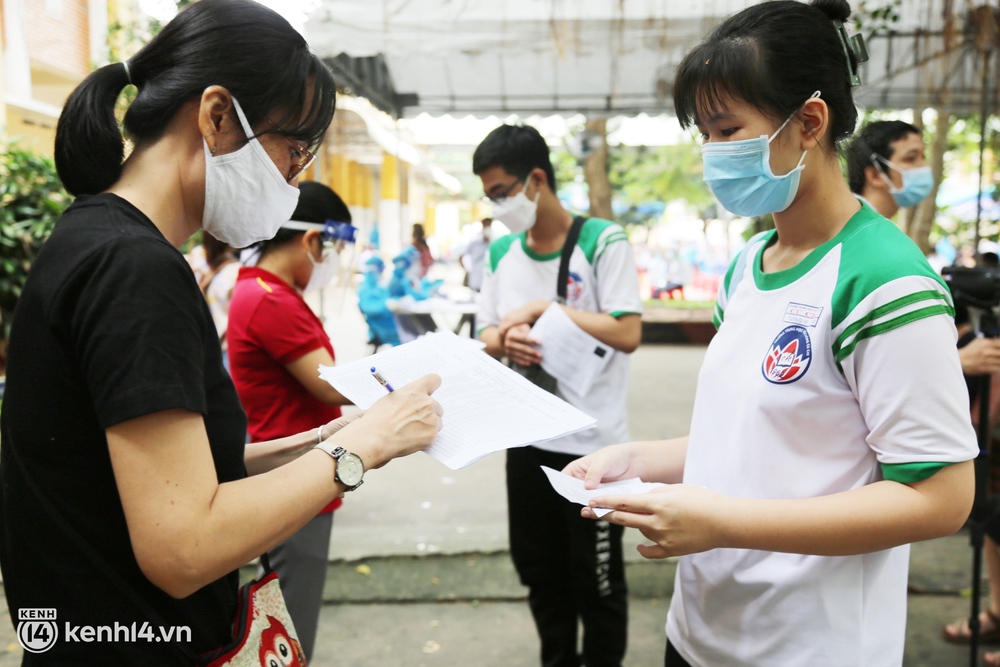 Những học sinh đầu tiên ở TP.HCM được tiêm vaccine Covid-19: Em mong được đi tiêm nhưng cứ thấy mũi kim là em sợ - Ảnh 13. Những học sinh đầu tiên ở TP.HCM được tiêm vaccine Covid-19: Em mong được đi tiêm nhưng cứ thấy mũi kim là em sợ - Ảnh 13.