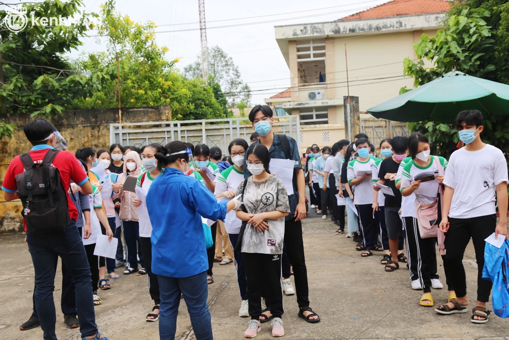 Những học sinh đầu tiên ở TP.HCM được tiêm vaccine Covid-19: Em mong được đi tiêm nhưng cứ thấy mũi kim là em sợ - Ảnh 1. Những học sinh đầu tiên ở TP.HCM được tiêm vaccine Covid-19: Em mong được đi tiêm nhưng cứ thấy mũi kim là em sợ - Ảnh 1.