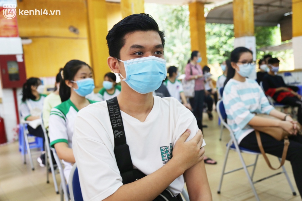 Những học sinh đầu tiên ở TP.HCM được tiêm vaccine Covid-19: Em mong được đi tiêm nhưng cứ thấy mũi kim là em sợ - Ảnh 10. Những học sinh đầu tiên ở TP.HCM được tiêm vaccine Covid-19: Em mong được đi tiêm nhưng cứ thấy mũi kim là em sợ - Ảnh 10.