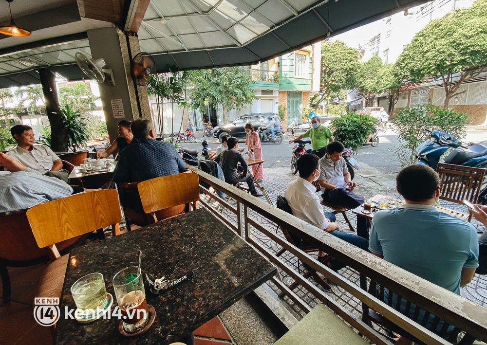 Lâu lắm rồi người Sài Gòn mới được ngồi thưởng thức cafe tại quán! - Ảnh 14. Lâu lắm rồi người Sài Gòn mới được ngồi thưởng thức cafe tại quán! - Ảnh 14.