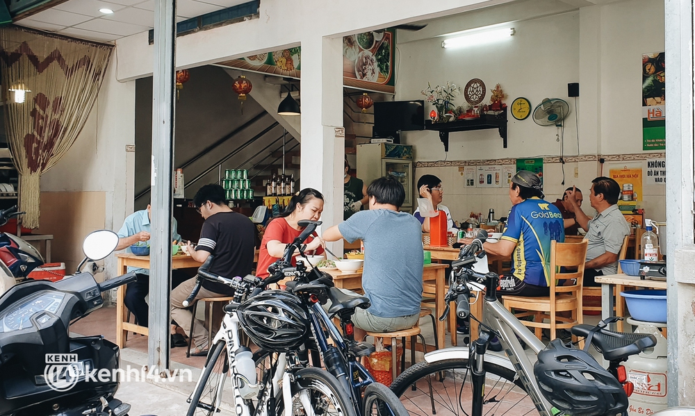 Lâu lắm rồi người Sài Gòn mới được ngồi thưởng thức cafe tại quán! - Ảnh 7. Lâu lắm rồi người Sài Gòn mới được ngồi thưởng thức cafe tại quán! - Ảnh 7.