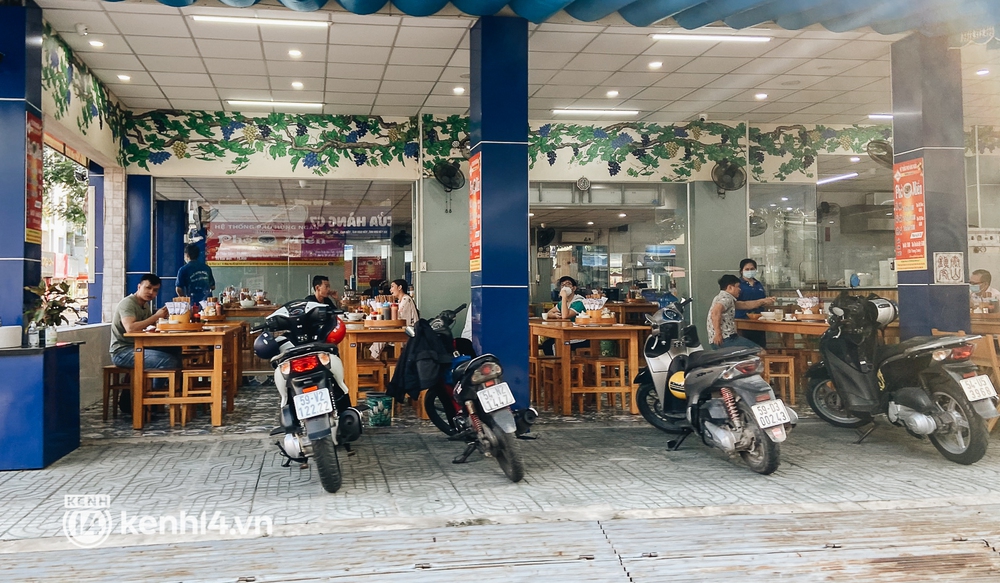 Lâu lắm rồi người Sài Gòn mới được ngồi thưởng thức cafe tại quán! - Ảnh 9. Lâu lắm rồi người Sài Gòn mới được ngồi thưởng thức cafe tại quán! - Ảnh 9.