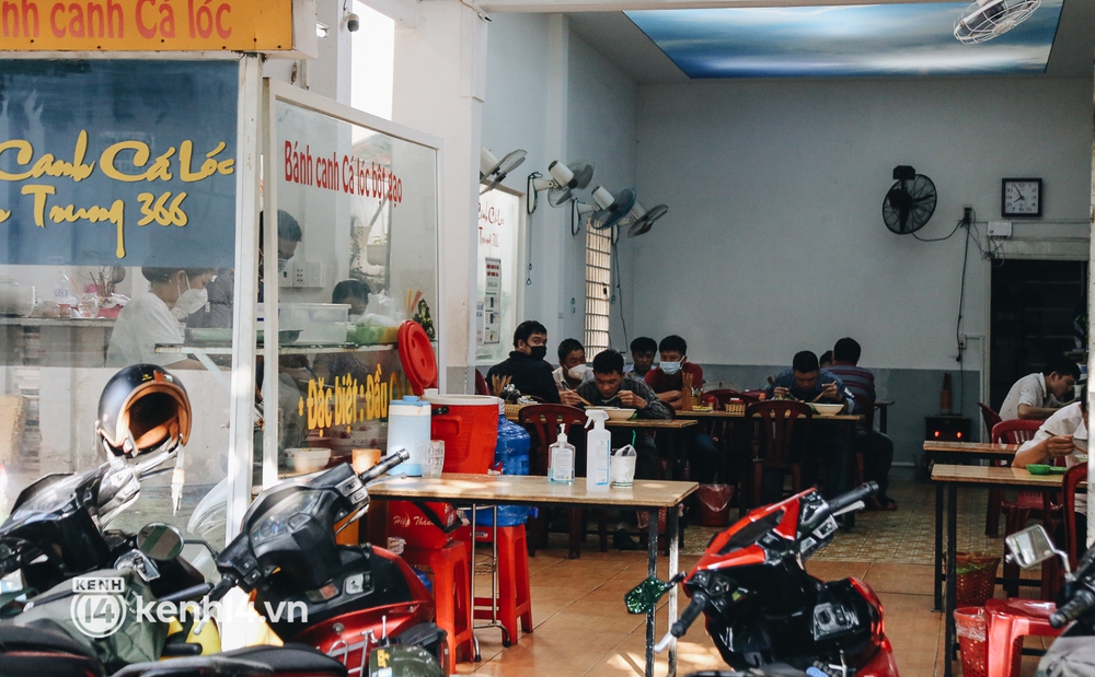 Lâu lắm rồi người Sài Gòn mới được ngồi thưởng thức cafe tại quán! - Ảnh 6. Lâu lắm rồi người Sài Gòn mới được ngồi thưởng thức cafe tại quán! - Ảnh 6.