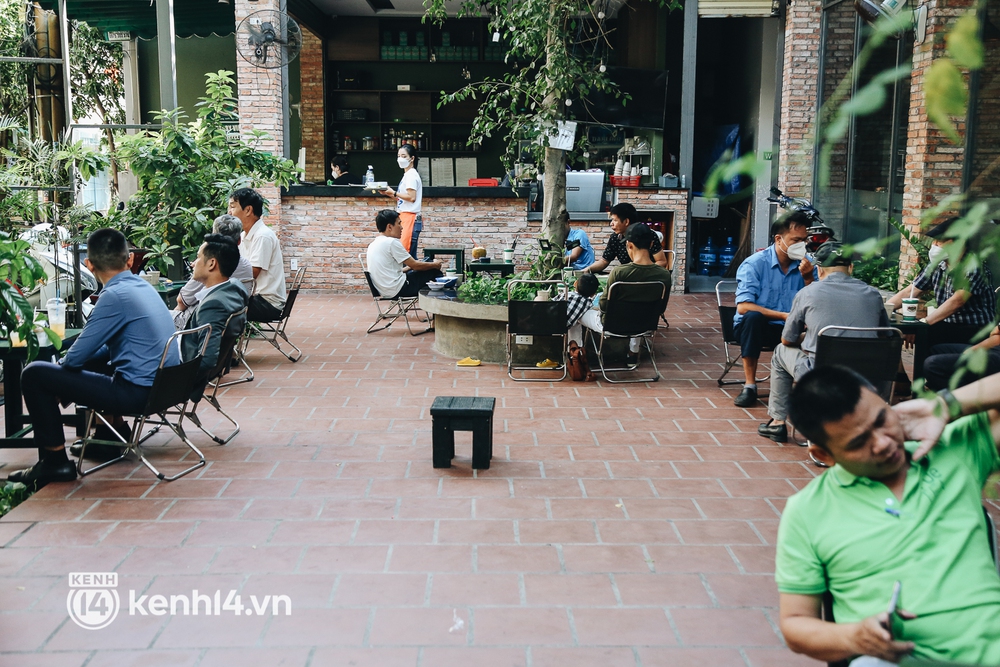 Lâu lắm rồi người Sài Gòn mới được ngồi thưởng thức cafe tại quán! - Ảnh 10. Lâu lắm rồi người Sài Gòn mới được ngồi thưởng thức cafe tại quán! - Ảnh 10.