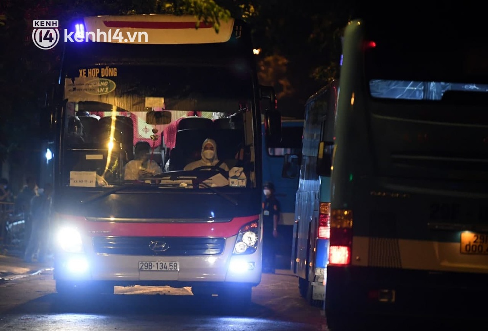 Ảnh: Hàng trăm lượt xe xuyên đêm đưa hơn 1.000 người rời Bệnh viện Việt Đức để giải toả và làm sạch BV - Ảnh 2. Ảnh: Hàng trăm lượt xe xuyên đêm đưa hơn 1.000 người rời Bệnh viện Việt Đức để giải toả và làm sạch BV - Ảnh 2.