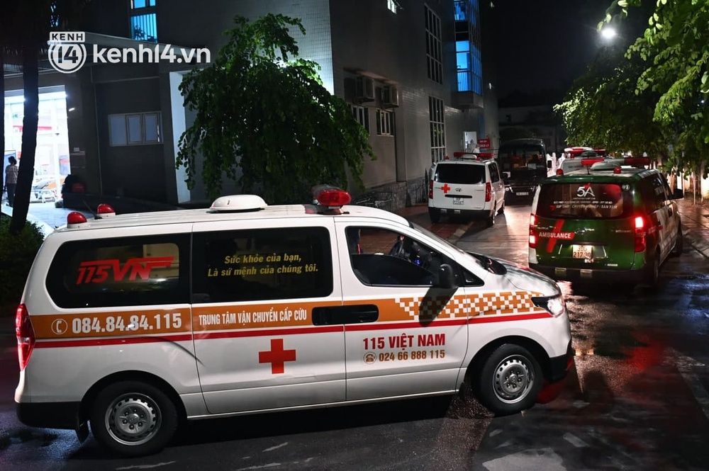 Ảnh: Hàng trăm lượt xe xuyên đêm đưa hơn 1.000 người rời Bệnh viện Việt Đức để giải toả và làm sạch BV - Ảnh 8. Ảnh: Hàng trăm lượt xe xuyên đêm đưa hơn 1.000 người rời Bệnh viện Việt Đức để giải toả và làm sạch BV - Ảnh 8.