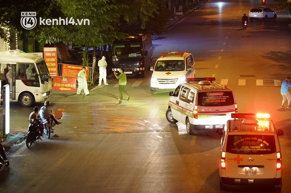 Ảnh: Hàng trăm lượt xe xuyên đêm đưa hơn 1.000 người rời Bệnh viện Việt Đức để giải toả và làm sạch BV - Ảnh 7. Ảnh: Hàng trăm lượt xe xuyên đêm đưa hơn 1.000 người rời Bệnh viện Việt Đức để giải toả và làm sạch BV - Ảnh 7.
