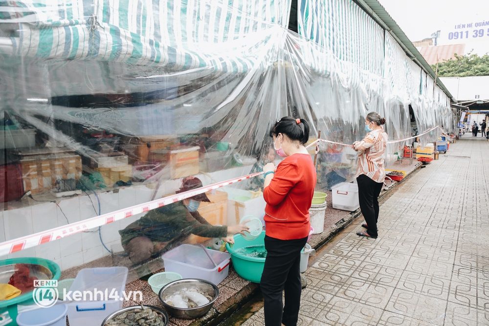 Tiểu thương phấn khởi khi chợ Bến Thành dần nhộn nhịp trở lại: Mừng lắm, mong Sài Gòn trở lại cuộc sống như ngày xưa - Ảnh 3.