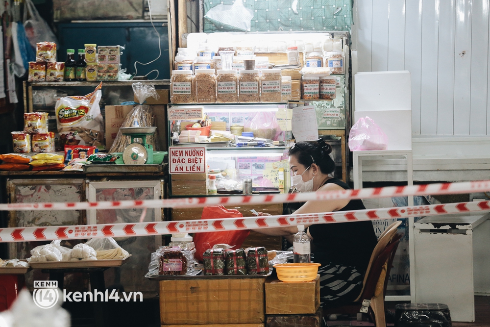 Tiểu thương phấn khởi khi chợ Bến Thành dần nhộn nhịp trở lại: Mừng lắm, mong Sài Gòn trở lại cuộc sống như ngày xưa - Ảnh 11.