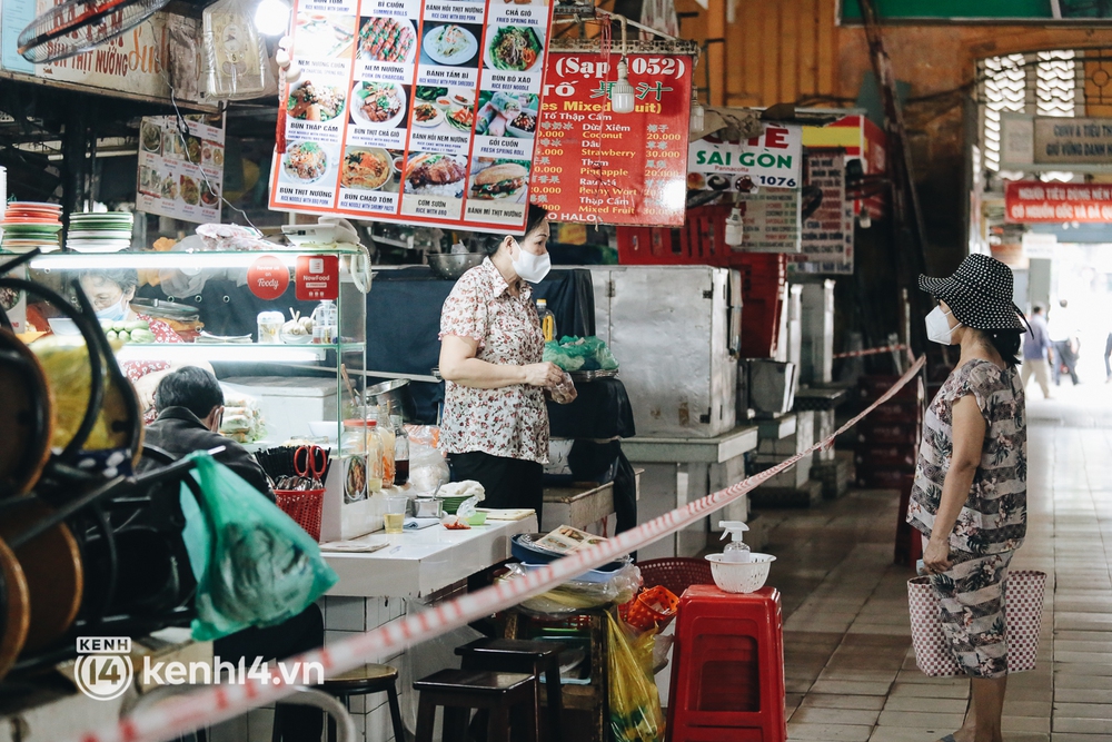 Tiểu thương phấn khởi khi chợ Bến Thành dần nhộn nhịp trở lại: Mừng lắm, mong Sài Gòn trở lại cuộc sống như ngày xưa - Ảnh 16.