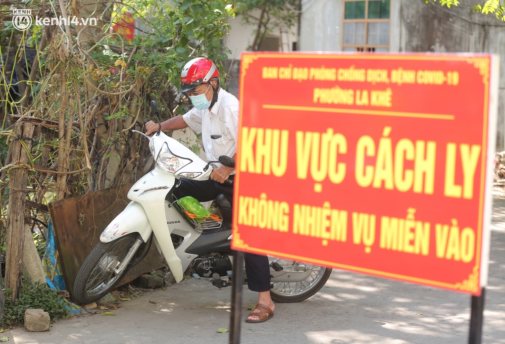 Hà Nội: Dùng tấm tôn lớn phong tỏa 2 con ngõ, xét nghiệm cho hàng trăm người dân liên quan 3 ca F0 tại quận Hà Đông - Ảnh 9.