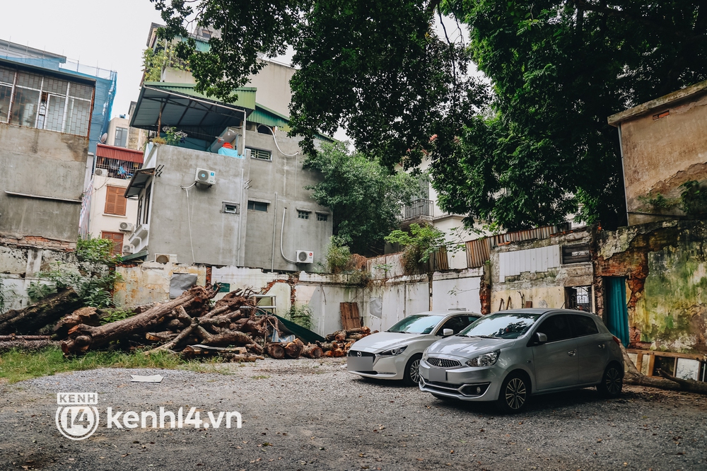 Ảnh: Biệt thự Pháp cổ rộng 1.000m2 bỏ hoang trên khu đất kim cương của Hà Nội giờ ra sao? - Ảnh 3. Ảnh: Biệt thự Pháp cổ rộng 1.000m2 bỏ hoang trên khu đất kim cương của Hà Nội giờ ra sao? - Ảnh 3.