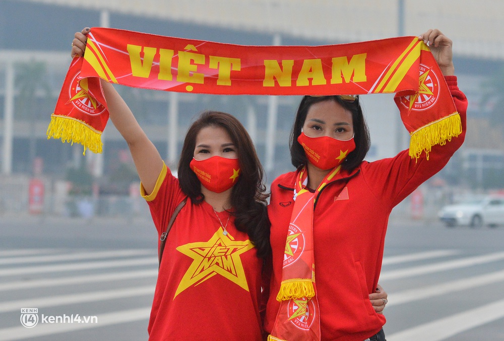 Trước trận Việt Nam - Saudi Arabia: Mỹ Đình thưa thớt khán giả, giá vé giảm xuống 50.000 đồng vẫn không có người mua - Ảnh 3. Trước trận Việt Nam - Saudi Arabia: Mỹ Đình thưa thớt khán giả, giá vé giảm xuống 50.000 đồng vẫn không có người mua - Ảnh 3.