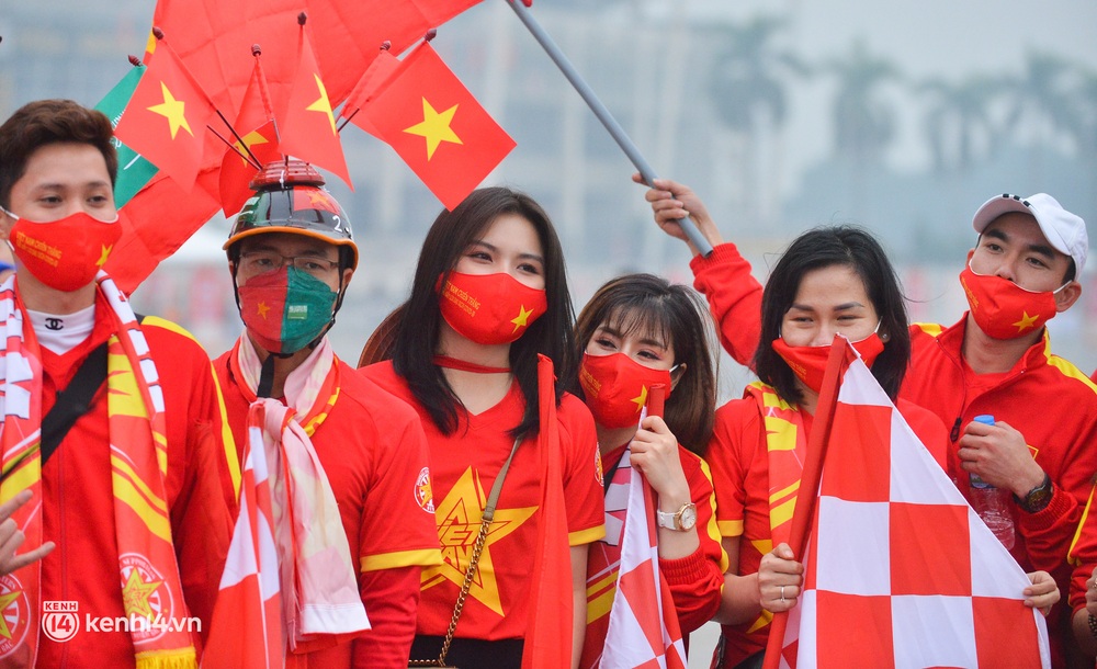 Trước trận Việt Nam - Saudi Arabia: Mỹ Đình thưa thớt khán giả, giá vé giảm xuống 50.000 đồng vẫn không có người mua - Ảnh 2. Trước trận Việt Nam - Saudi Arabia: Mỹ Đình thưa thớt khán giả, giá vé giảm xuống 50.000 đồng vẫn không có người mua - Ảnh 2.