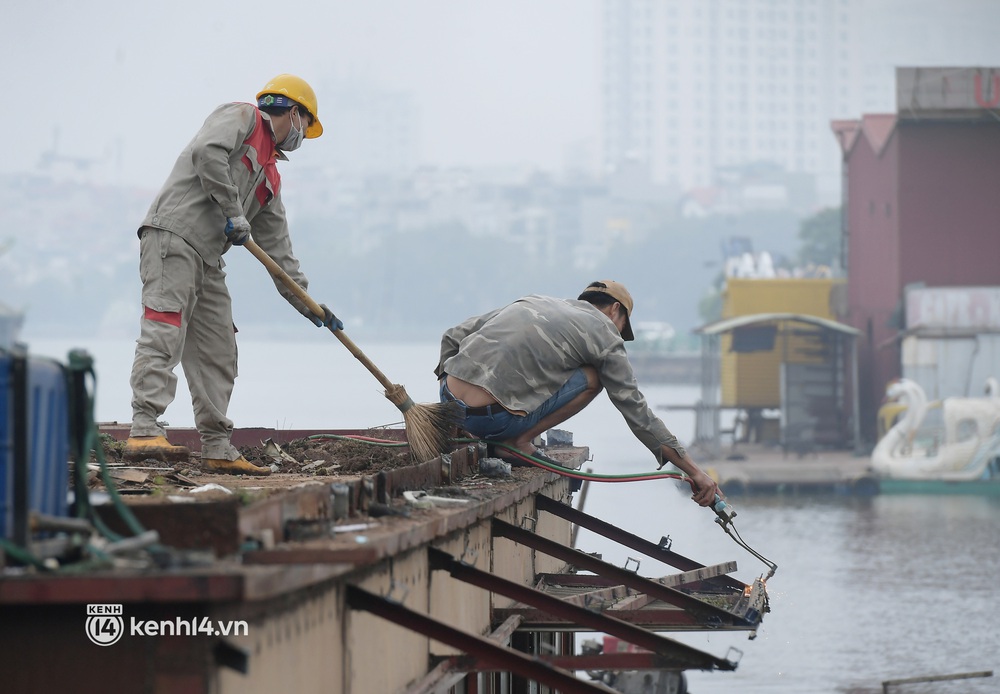 Hà Nội: Tháo dỡ nghĩa địa du thuyền - điểm ăn chơi nức tiếng một thời ở Hồ Tây - Ảnh 3.
