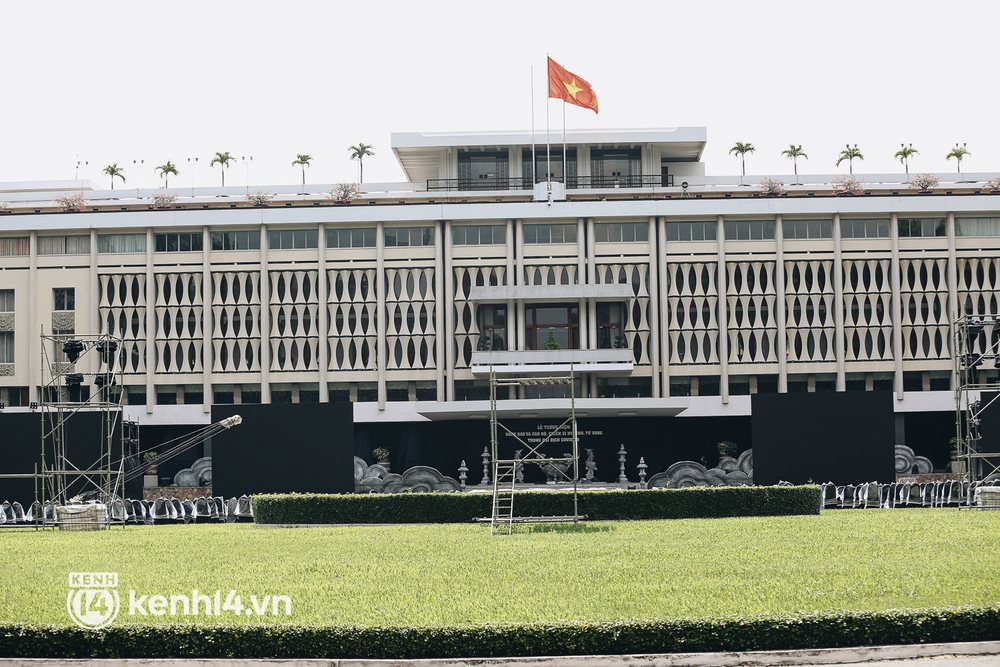 Ảnh: Hà Nội và TP.HCM chuẩn bị cho lễ tưởng niệm hơn 23.000 đồng bào mất do Covid-19 - Ảnh 2. Ảnh: Hà Nội và TP.HCM chuẩn bị cho lễ tưởng niệm hơn 23.000 đồng bào mất do Covid-19 - Ảnh 2.