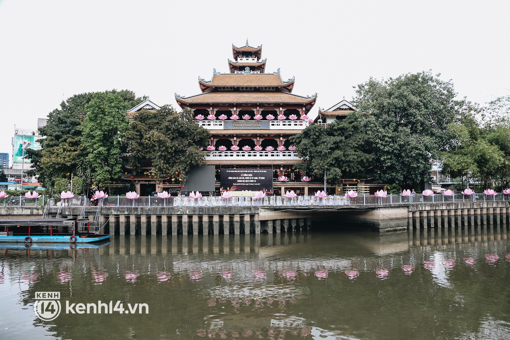 Ảnh: Hà Nội và TP.HCM chuẩn bị cho lễ tưởng niệm hơn 23.000 đồng bào mất do Covid-19 - Ảnh 4. Ảnh: Hà Nội và TP.HCM chuẩn bị cho lễ tưởng niệm hơn 23.000 đồng bào mất do Covid-19 - Ảnh 4.