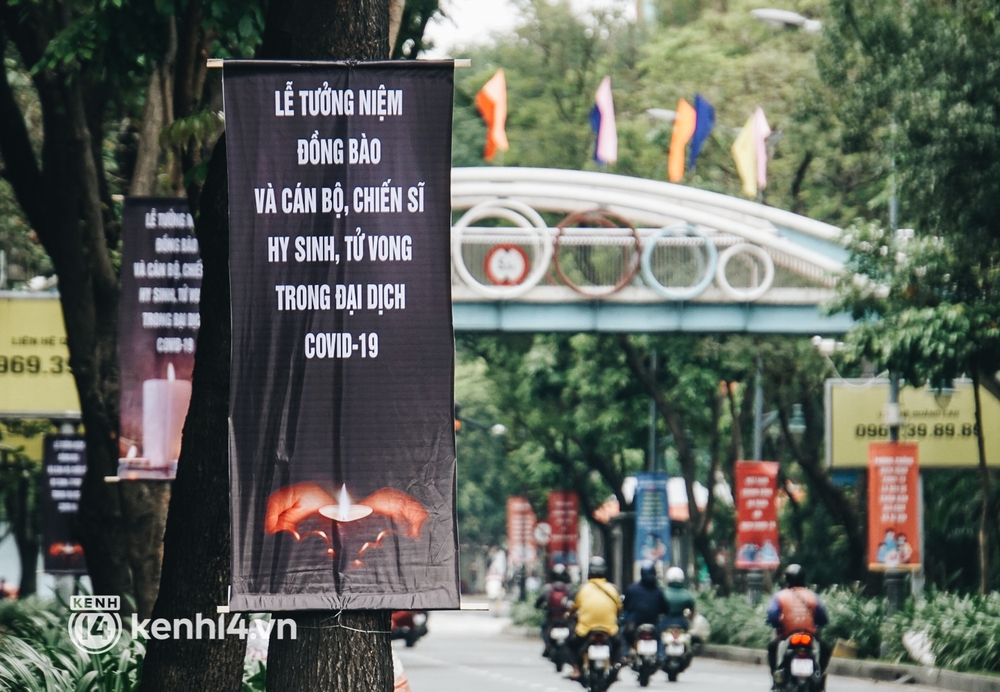 Ảnh: Hà Nội và TP.HCM chuẩn bị cho lễ tưởng niệm hơn 23.000 đồng bào mất do Covid-19 - Ảnh 8. Ảnh: Hà Nội và TP.HCM chuẩn bị cho lễ tưởng niệm hơn 23.000 đồng bào mất do Covid-19 - Ảnh 8.