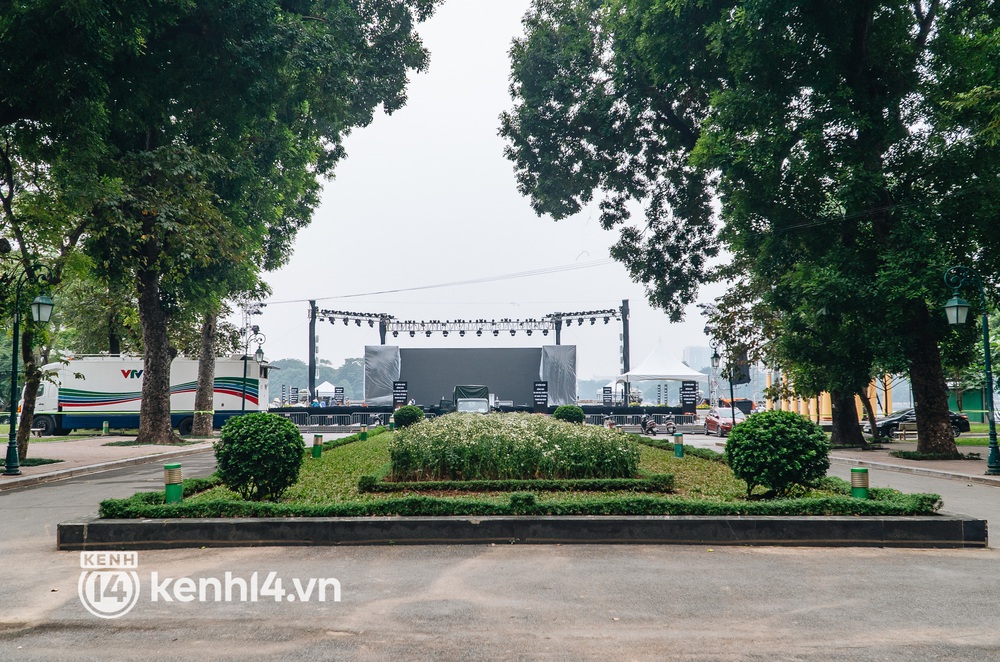 Ảnh: Hà Nội và TP.HCM chuẩn bị cho lễ tưởng niệm hơn 23.000 đồng bào mất do Covid-19 - Ảnh 11. Ảnh: Hà Nội và TP.HCM chuẩn bị cho lễ tưởng niệm hơn 23.000 đồng bào mất do Covid-19 - Ảnh 11.