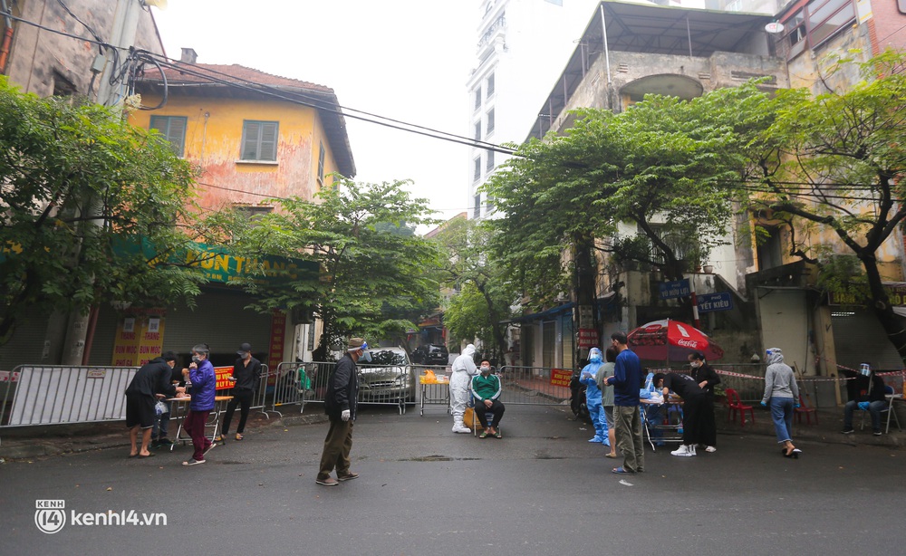 Hà Nội: Phong toả, lấy mẫu xét nghiệm khu dân cư vừa phát hiện chùm hơn 20 ca Covid-19 - Ảnh 4.