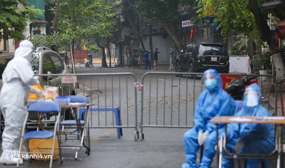Hà Nội: Phong toả, lấy mẫu xét nghiệm khu dân cư vừa phát hiện chùm hơn 20 ca Covid-19 - Ảnh 10.