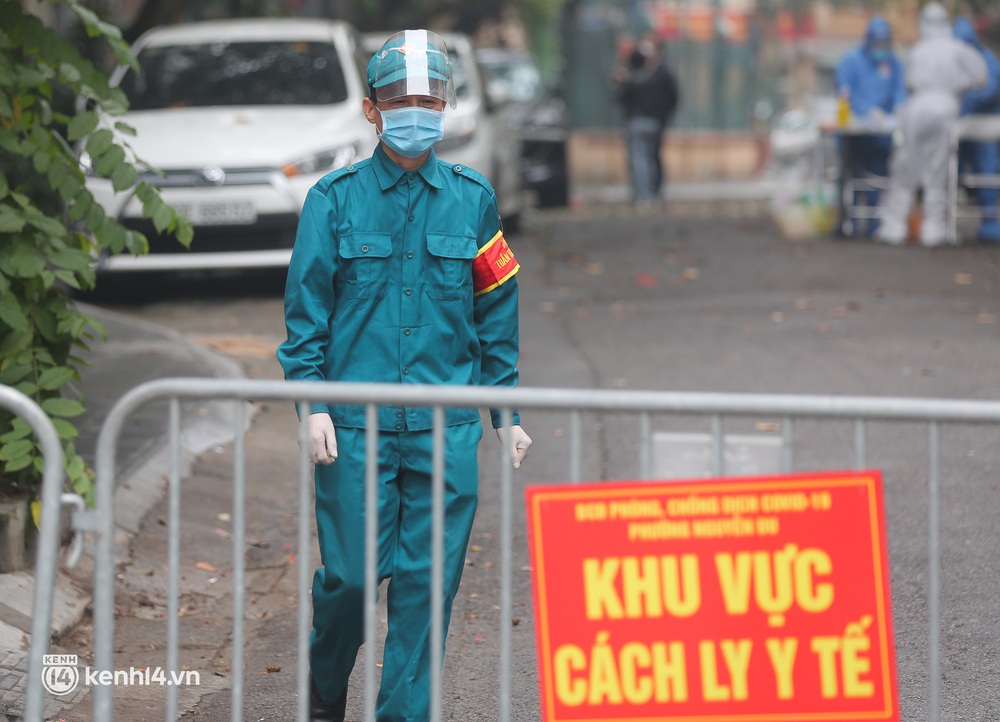 Hà Nội: Phong toả, lấy mẫu xét nghiệm khu dân cư vừa phát hiện chùm hơn 20 ca Covid-19 - Ảnh 3.
