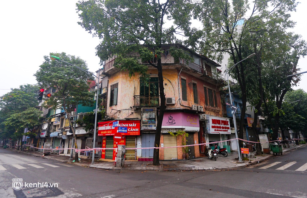 Hà Nội: Phong toả, lấy mẫu xét nghiệm khu dân cư vừa phát hiện chùm hơn 20 ca Covid-19 - Ảnh 1.