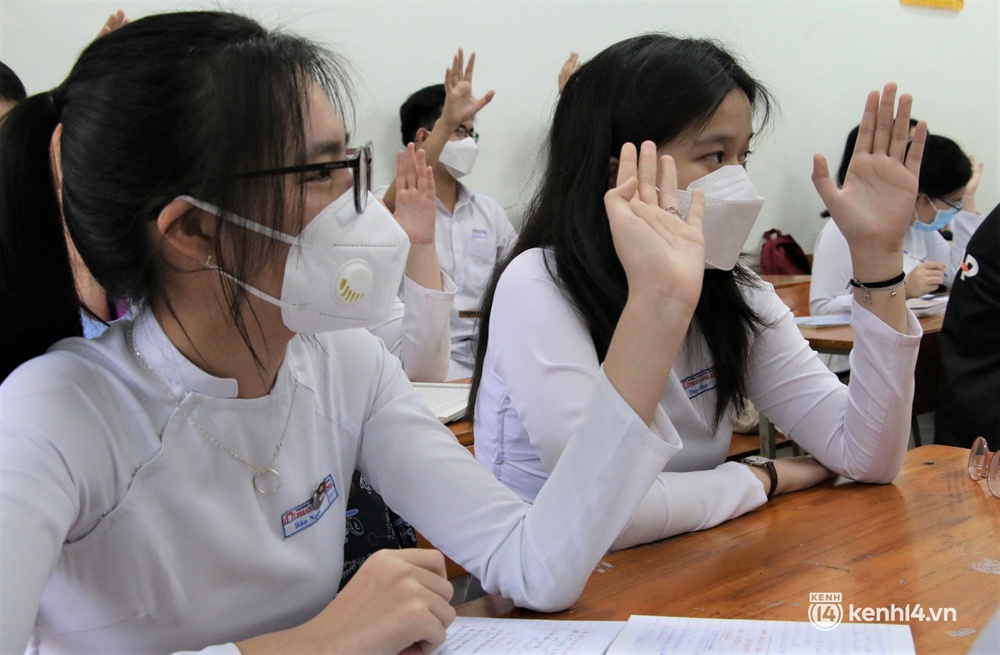 Ảnh: Học sinh lớp 12 ở Đà Nẵng hào hứng trong ngày đầu đến trường sau kỳ nghỉ hè dài hơn nửa năm - Ảnh 13.